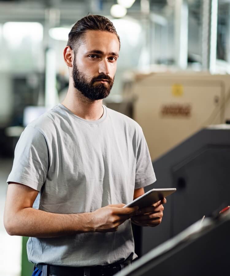 majstor-stoji-pored-masine